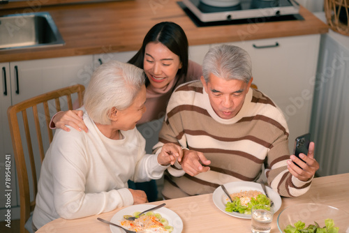 Asian Family Happiness in t...