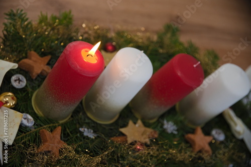 Adventgesteck mit stimmungsvollem Kerzenlicht