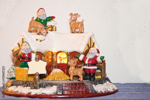 Weihnachtsdekoration mit Weihnachtsmann und Elfen