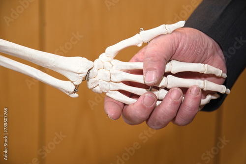 Händedruck mit einem Skelett - shake hands