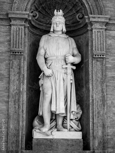 Campania,  Napoli, Palazzo reale, statua a colori