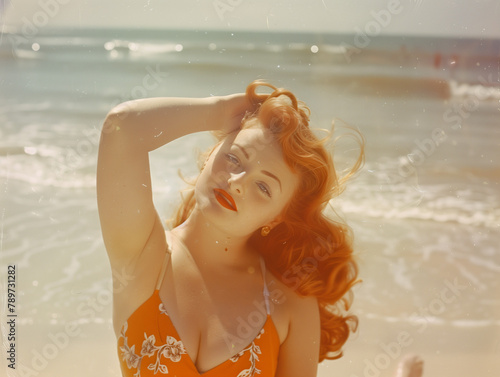 Femme rousse ronde en maillot de bain vintage à la plage, photo de vacances ancienne, portrait d'une femme bien en chair avec des rondeurs