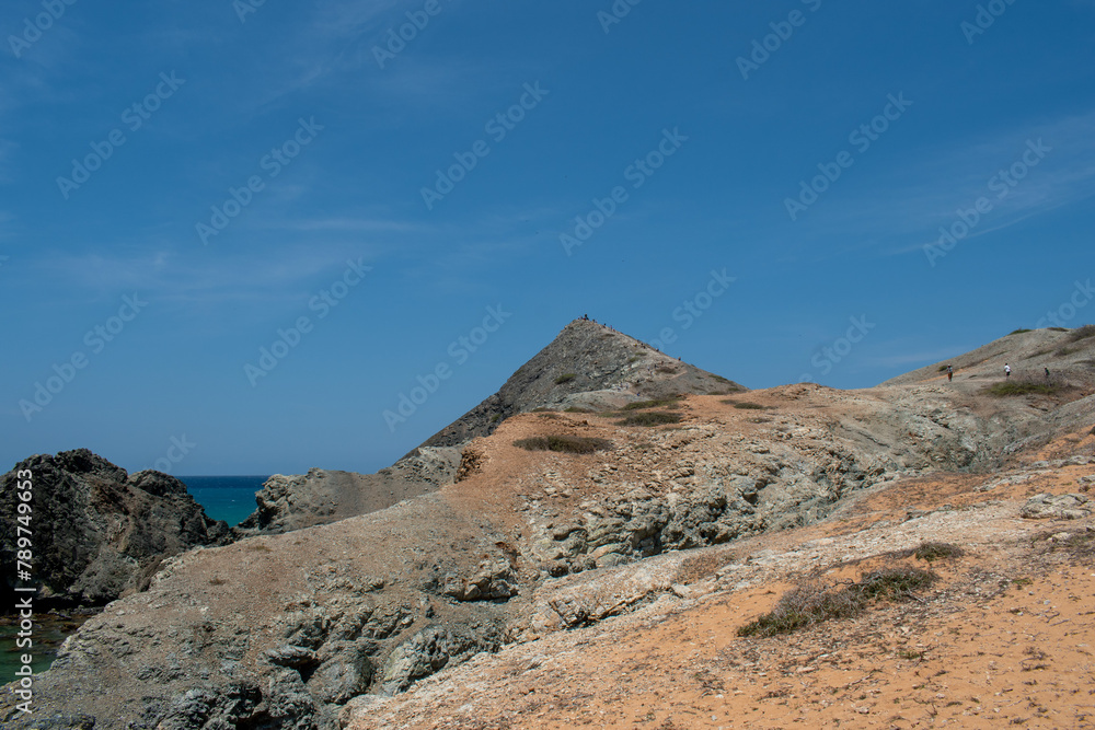 una montaña rocosa llamada pilon de azucar, al norte del cabo de la vela, en colombia, lugar hermoso desde donde se tiene un vsita espectacular de los alrededores