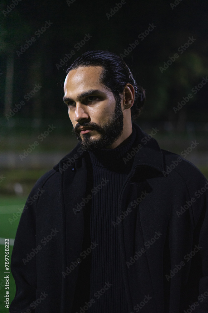 retrato de hombre de parpados caidos con mirada intimidante vestido de negro retrato de hombre de parpados caidos con mirada intimidante vestido de negro