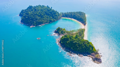 View of Kamtok island or Koh Kamtok in the Andaman Sea, blue waters of Ranong Province, Thailand, Asia © Photo Gallery
