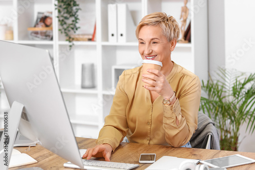 Mature female programmer wi...