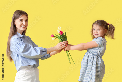 Little girl greeting her mo...