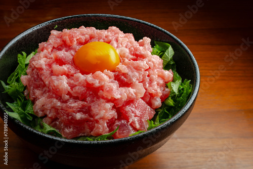 ネギトロ海鮮丼　卵黄乗せ　大葉　俯瞰
