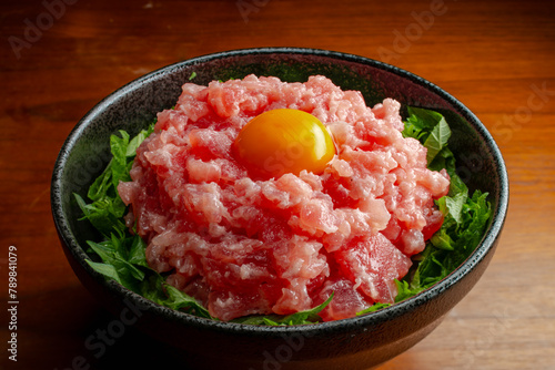 ネギトロ海鮮丼　卵黄乗せ　大葉　俯瞰
