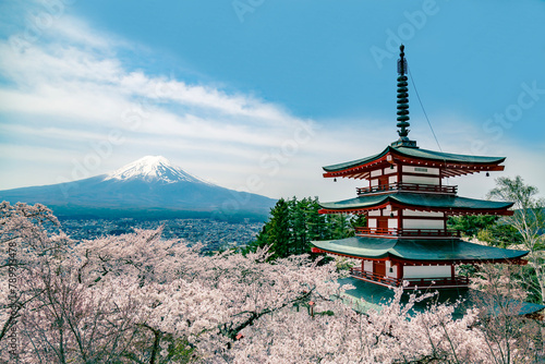 青空と富士山を背景にした満開の桜の花と赤い五重の塔。日本の観光イメージ