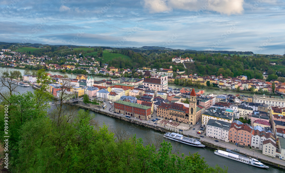 Panoramablick auf die Dreiflüssestadt Passau, mit Dom St. Stephan, Rathaus und Kirche St. Michael, Niederbayern, Bayern, Deutschland