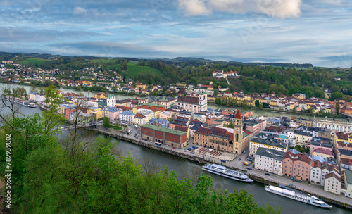 Panoramablick auf die Dreiflüssestadt Passau, mit Dom St. Stephan, Rathaus und Kirche St. Michael, Niederbayern, Bayern, Deutschland © pwmotion