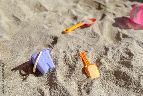 公園の砂場とおもちゃ