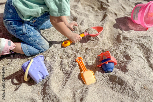 砂場遊びをする子供