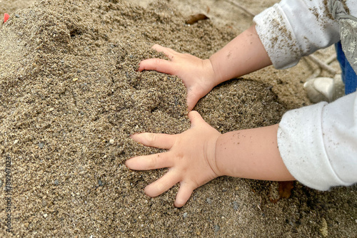 砂場遊びをする子供の手