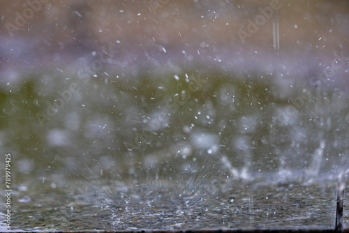 빗물이 바닥에 부딧혀서 튀어오르는 장면, 대한민국, 안양천  © kongbaguni