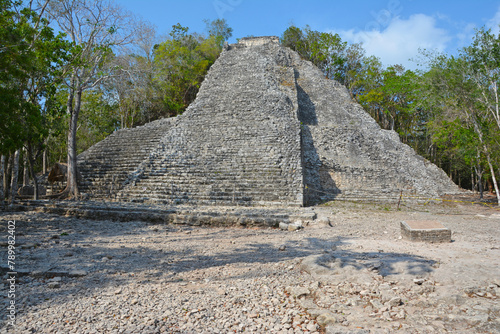 Piramida majów ukryta w tropikalnym lesie na Jukatanie w mieście Koba w Meksyku © Tomasz Aurora