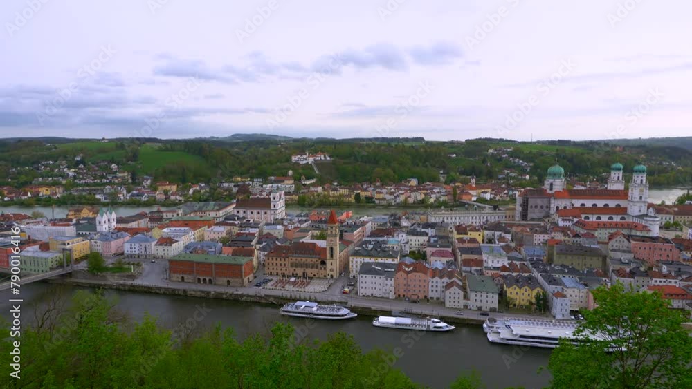 Panoramablick auf die Dreiflüssestadt Passau, mit Dom St. Stephan, Rathaus und Kirche St. Michael, Niederbayern, Bayern, Deutschland Panoramablick auf die Dreiflüssestadt Passau, mit Dom St. Stephan, Rathaus und Kirche St. Michael, Niederbayern, Bayern, Deutschland