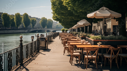 Un café pittoresque au bord d'un canal, avec des tables en terrasse surplombant l'eau, des bateaux amarrés le long des berges, et des passants se promenant le long des quais pavés. photo