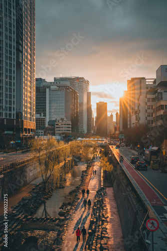 서울 을지로의 석양