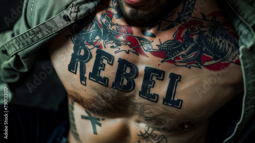 un homme tatoué torse nu avec un tatouage ou il est écrit REBEL