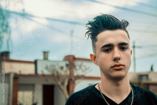 Canvastavla Chico a la moda con actitud rebelde y peinado moderno