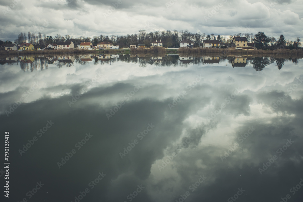 vue sur la rivière la Saône en Côte d'or en Bourgogne à Losne et Saint-Jean-de-Losne un jour d'hiver nuageux avec des reflets sur les eaux calmes du fleuve