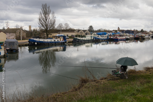 Pêcheur à la ligne, à la jonction de la Saône, du canal de Bourgogne et du canal Rhin-Rhône, plus grand port fluvial de France, le port de Saint Jean de Losne