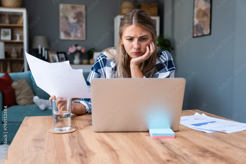 Obraz premium Young freelance business finance woman has a problem with attention deficit hyperactivity disorder ADHD she cant start work on project Female lost concentration cant work from home on laptop computer
