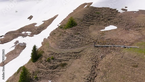 Wandern im Fühling in der Schweiz bei schneebedeckten Bergen photo