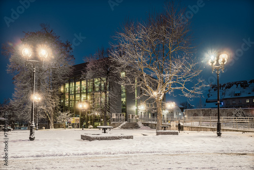 zima w Opolu i Biblioteka Miejska w Opolu zimą w nocy