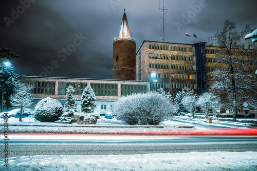 Opole zimą w nocy i wieczorem w mieście z oświetlonymi ulicami, z iluminacjami i śniegiem