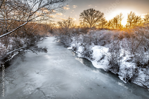 Fototapeta Naklejka Na Ścianę i Meble -  zamarznięta rzeka lub kanał w lesie podczas śnieżnej zimy