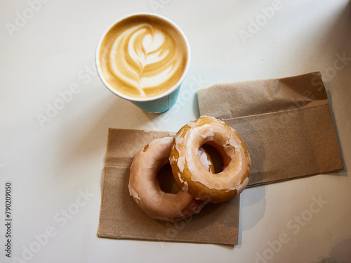 Donut and coffee. One of the most consumed sweets in the world, of which many versions have been made. This is the traditional one, served in a cafe in the United States.