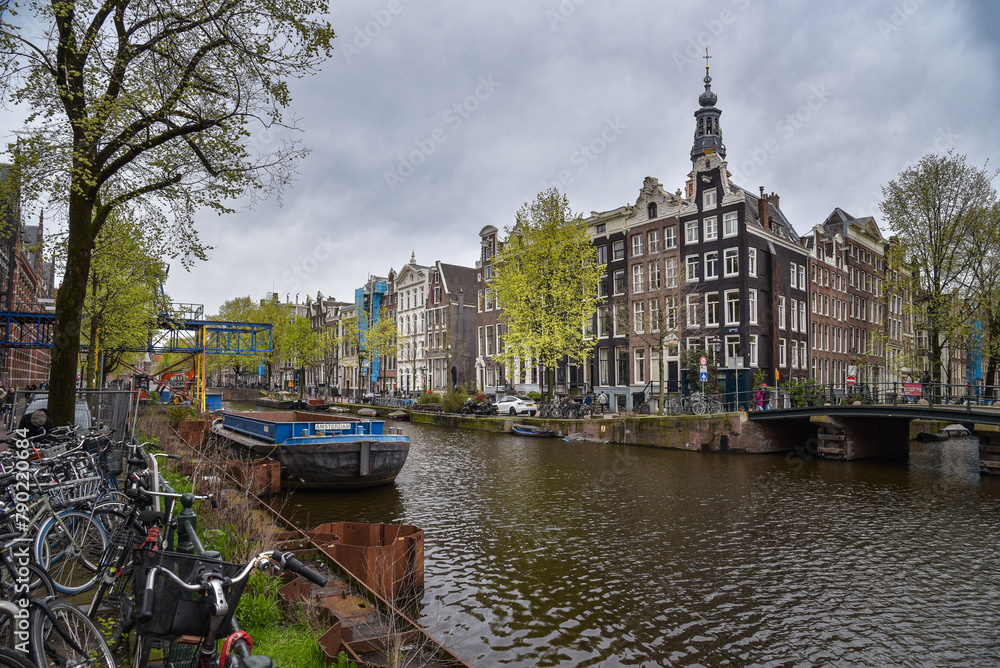 Fototapeta premium Gracht und historische Häuser in Amsterdam