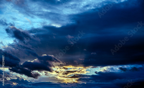 Dramatisch beleuchtete Wolkengebilde am Abendhimmel
