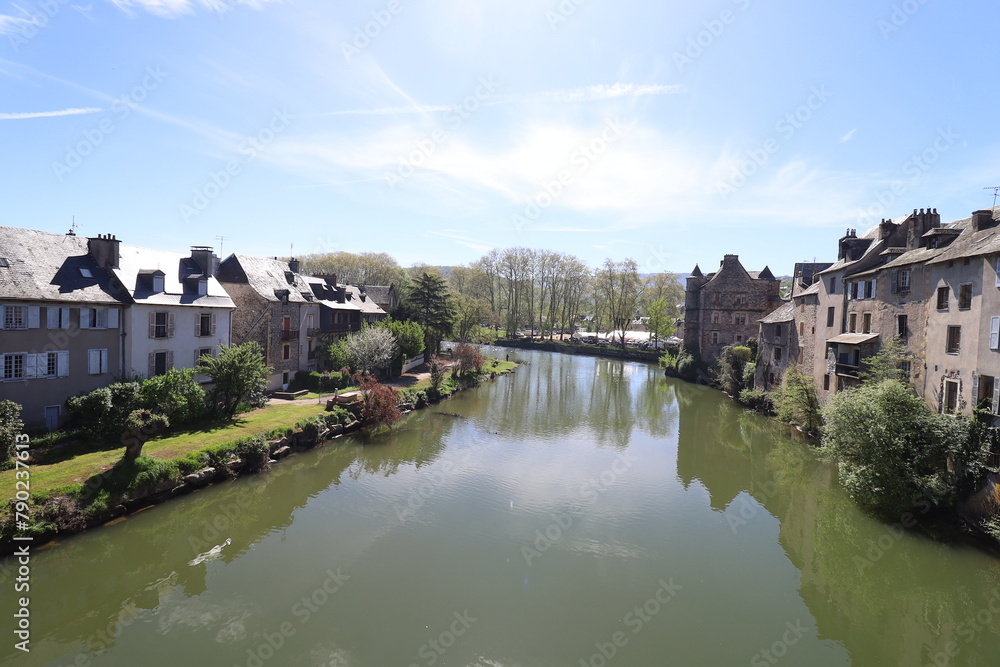La rivière Lot le long du village, village d'Espalion, département de l'Aveyron, France