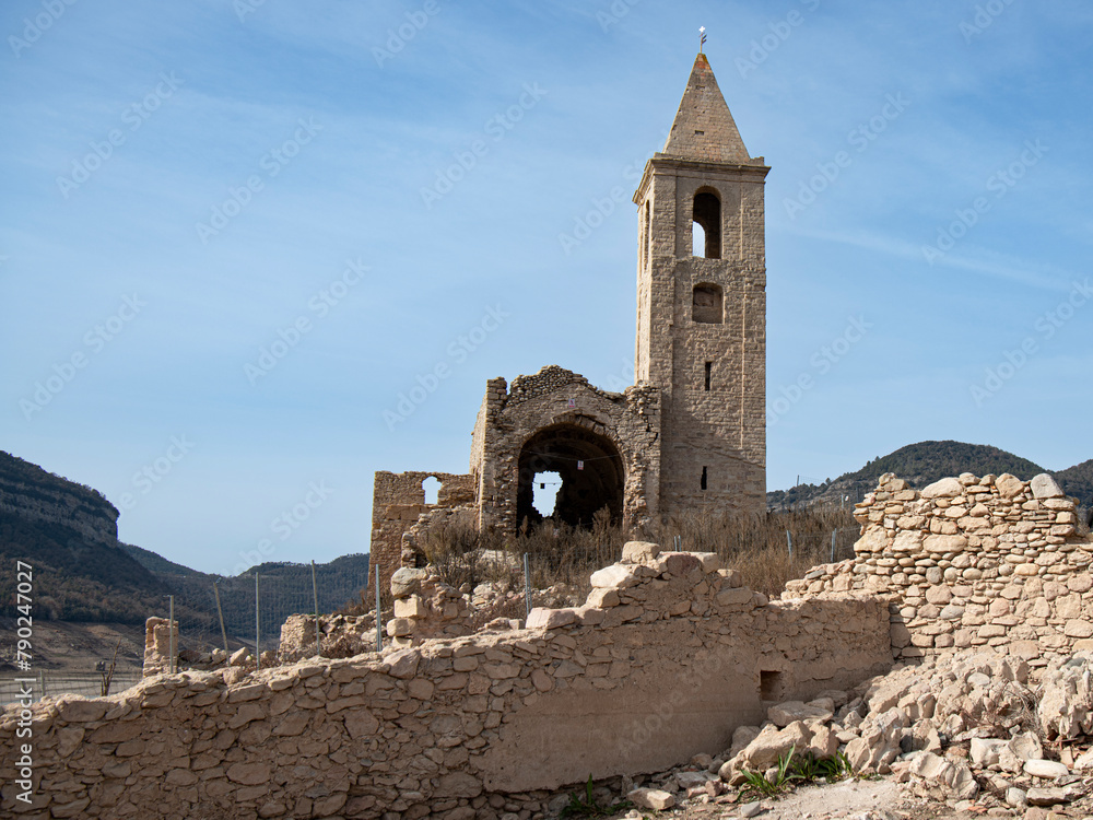 Pantano seco,, Pantà de San , indicador de la sequía en Cataluña 2024. Queda al descubierto la iglesia de Sant Romanos de Sau, Cataluña, España