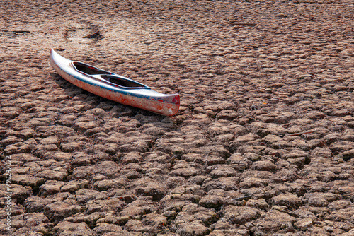 Canoa (kayak ) en un pantano seco,, Pantà de San , indicador de la sequía en Cataluña 2024