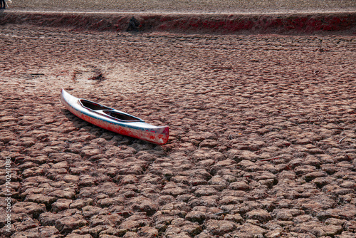 Canoa (kayak ) en un pantano seco,, Pantà de San , indicador de la sequía en Cataluña 2024