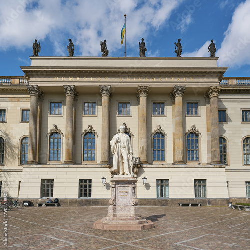 Die berühmte Humboldt Universität in Berlin mit dem Denkmal des Mediziners Helmholtz im Vordergrund photo