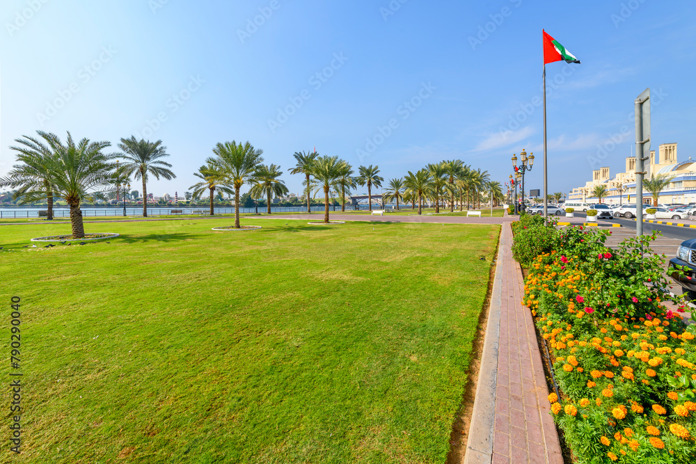 Obraz premium The waterfront Central Souq Park along Khalid Lake in the downtown city center of Sharjah, United Arab Emirates.