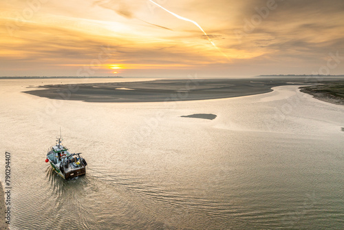 Départ des pêcheurs du Hourdel au soleil levant en Baie de Somme(Hauts-de-France, Picardie, Somme)