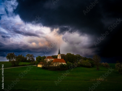 Gewitterwolken über einer Kirche photo