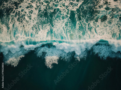 De arriba olas del océano chocando en la costa