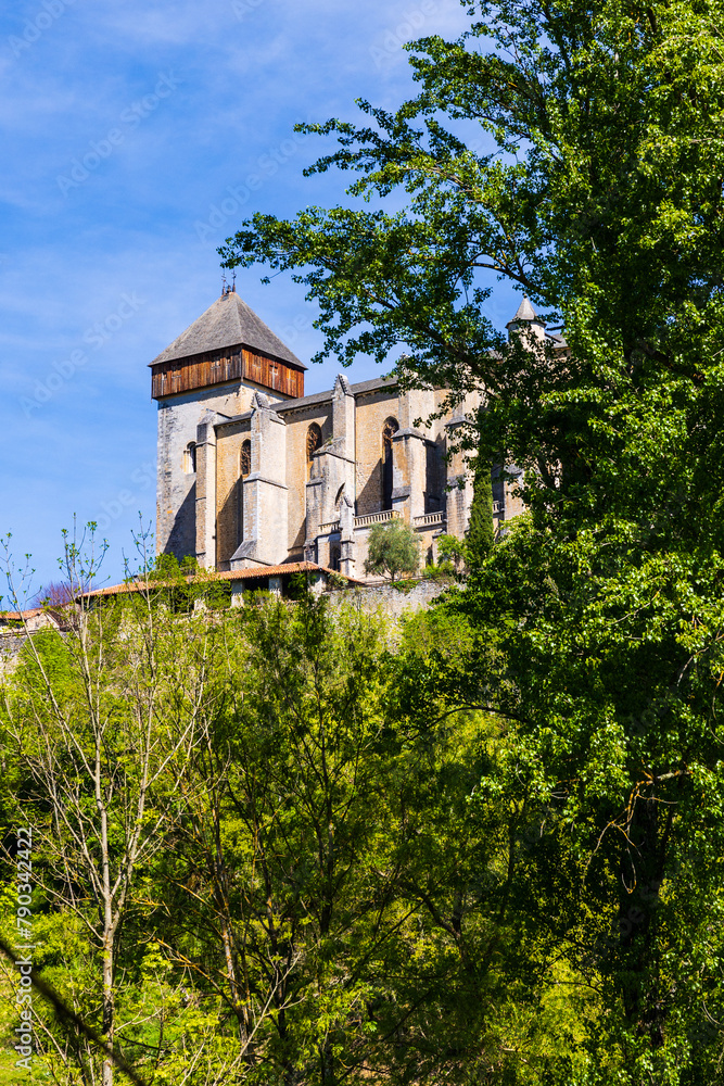 Cathédrale Sainte-Marie de Saint-Bertrand-de-Comminges, au style imposant, vue depuis le contrebas