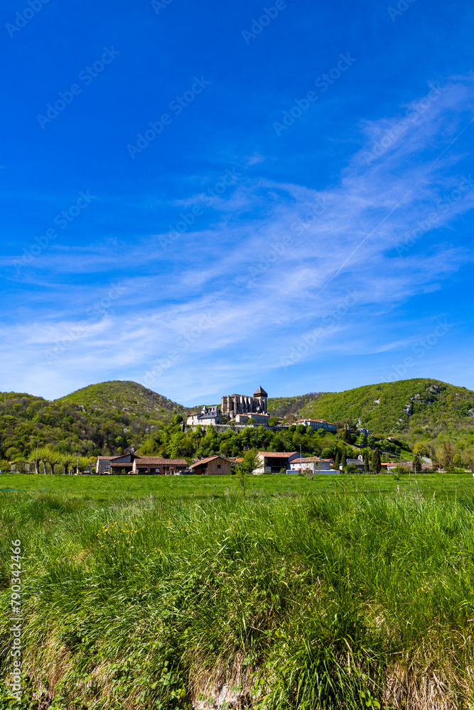Cathédrale Sainte-Marie de Saint-Bertrand-de-Comminges, dominant la campagne et les collines alentour depuis son promontoire Cathédrale Sainte-Marie de Saint-Bertrand-de-Comminges, dominant la campagne et les collines alentour depuis son promontoire