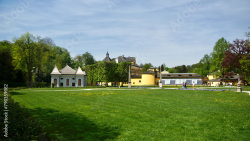 Schloss Hellbrunn mit Blick auf die historischen Wasserspiele