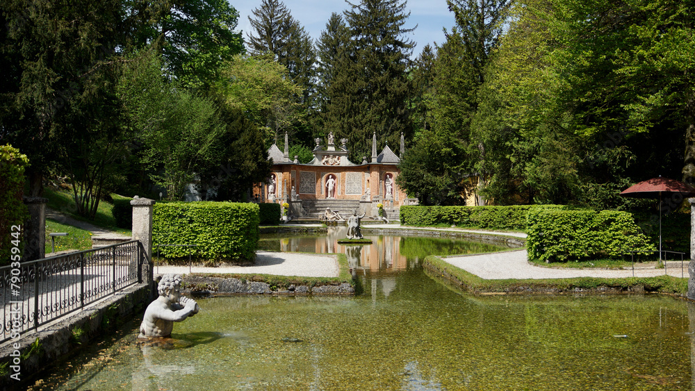 Fototapeta premium Theatrum der Wasserspiele am Schloss Hellbrunn bei Sonnenschein mit Kanal