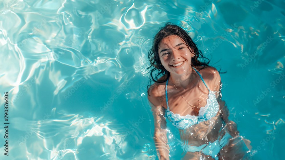 プールで泳ぐ水着を着た笑顔の女性